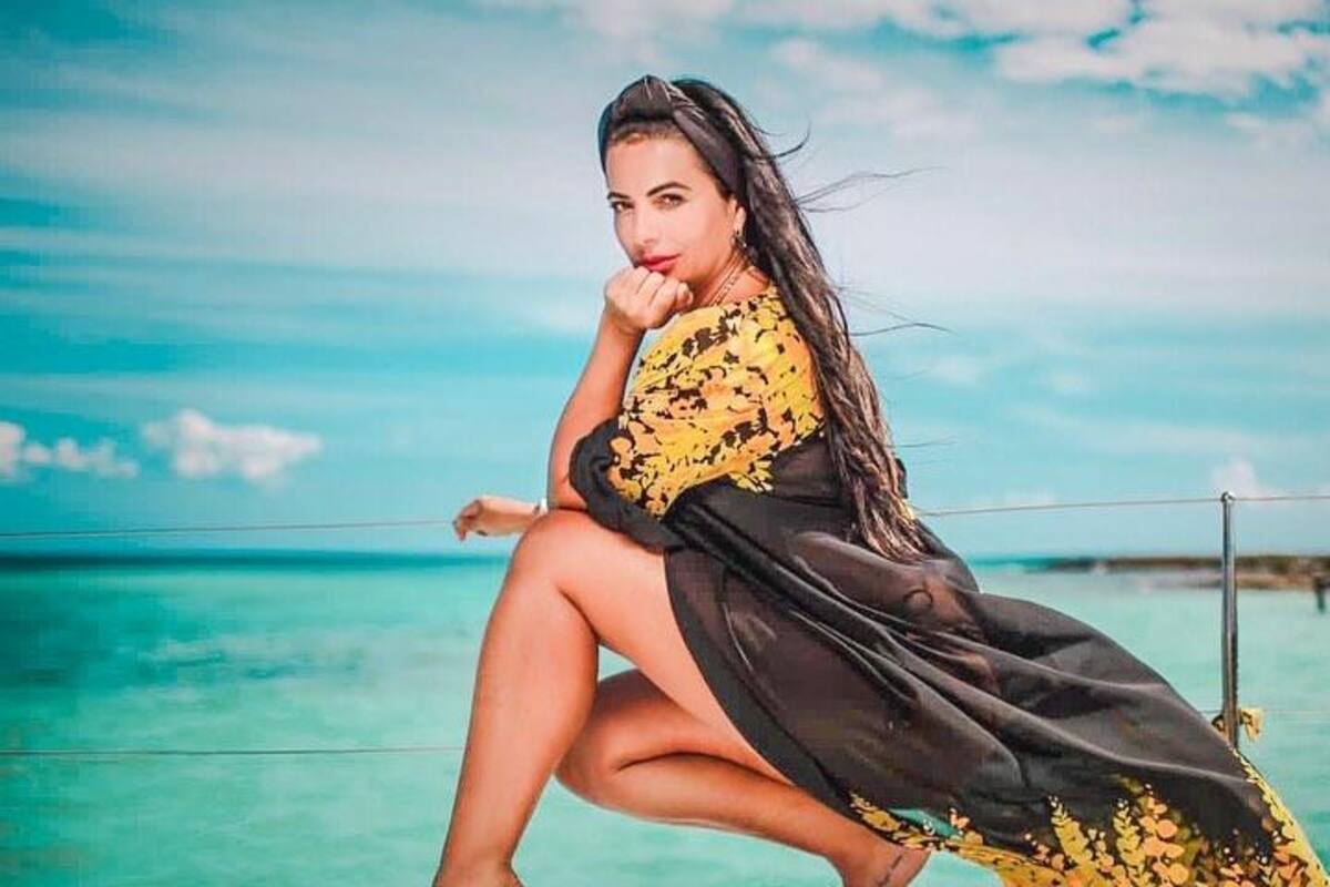 Cecilia Galliano luce ardiente atuendo de encaje