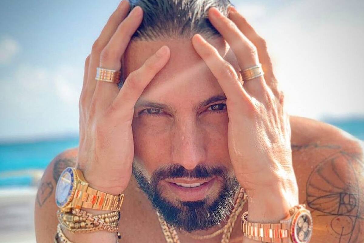 Poncho De Nigris roba suspiros desde su jacuzzi con espuma