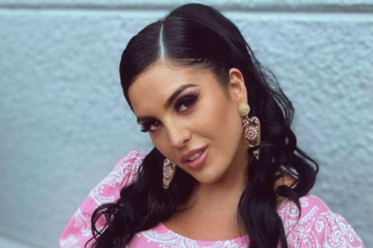 Curvy Zelma modela sus torneadas piernas en apretado vestido