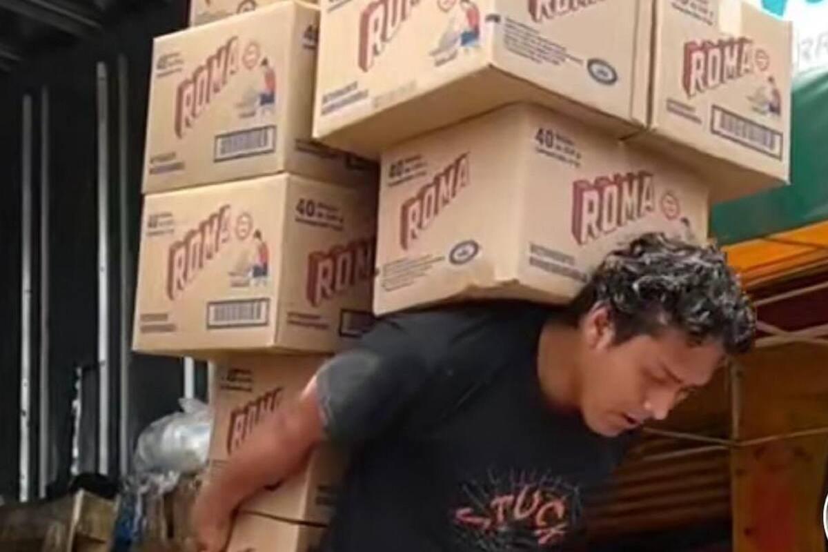 Trabajador sorprende a internautas por su técnica para cargar más de 10 cajas en su espalda