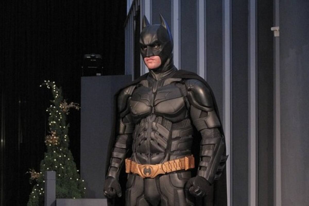 VIDEO: Captan a "Batman" repartiendo comida a personas afectadas por la pandemia