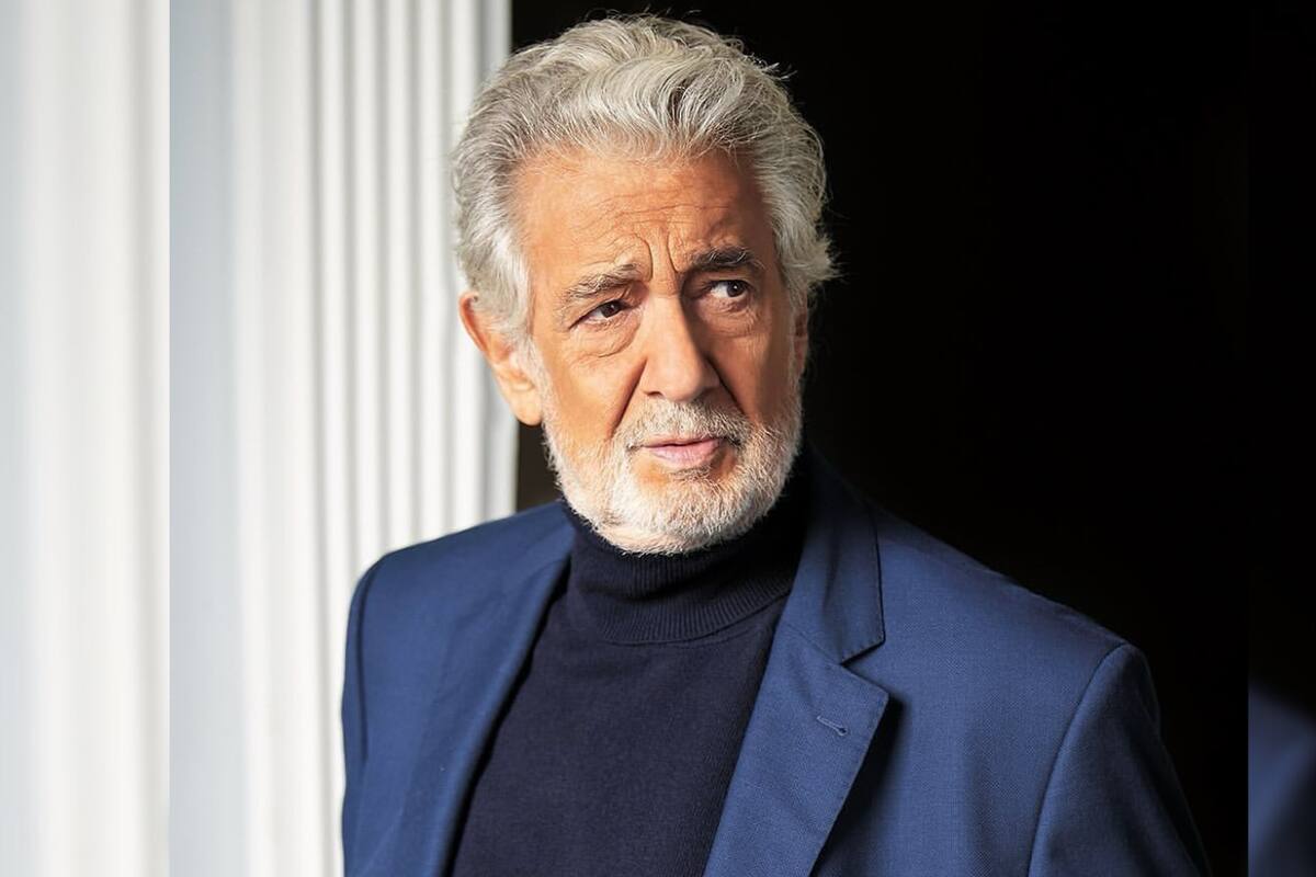 Plácido Domingo llega a México y se molesta con la prensa por preguntas sobre denuncias de abuso