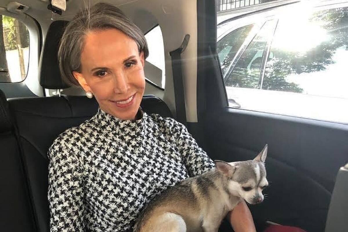 Sentada en la banqueta, Florinda Meza hace fila para ponerse la vacuna contra la Covid-19