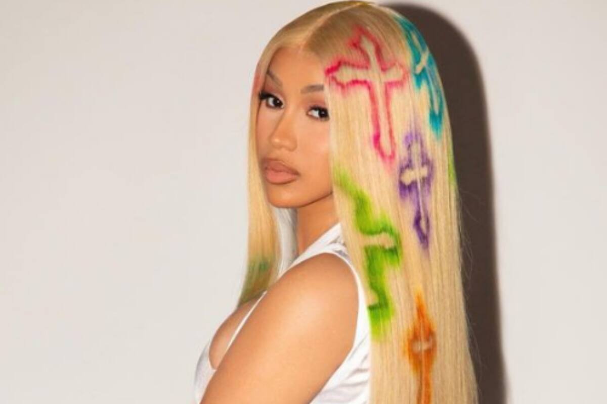 Investigan a Cardi B por agredir a una fan con un micrófono