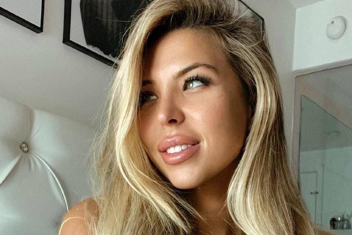 Natalia Garibotto modela su gran figura con su pequeña y abierta blusa