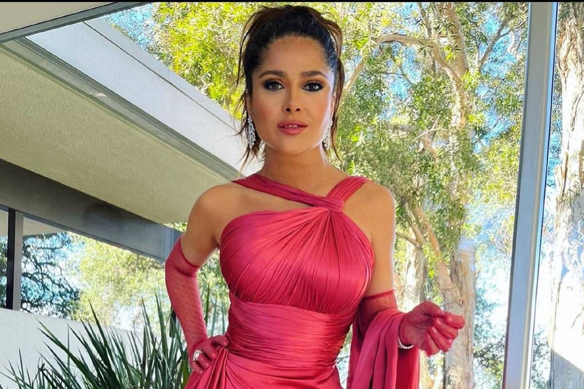 Salma Hayek cautiva a todos posando en topless