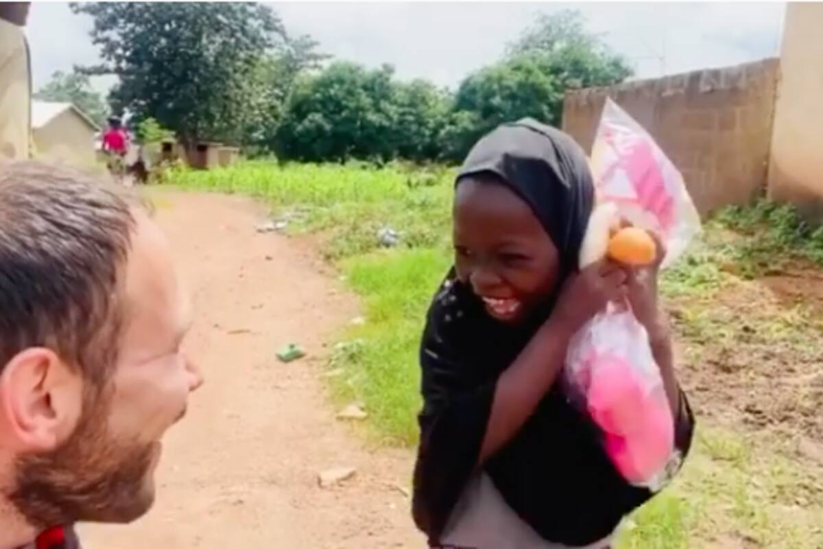 ¡Para llorar! Niña huérfana recibe por primera vez un regalo y su felicidad enternece al mundo