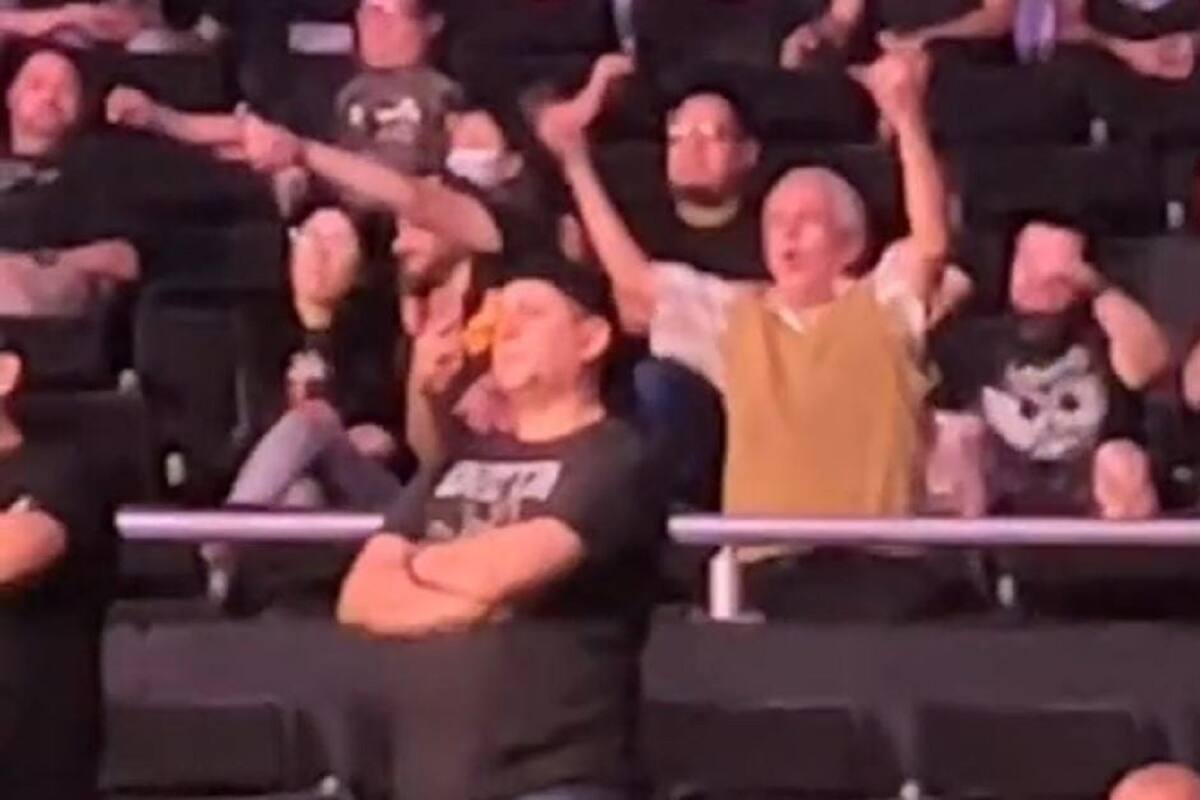 Captan a señor de la tercera edad disfrutando de concierto de Heavy Metal