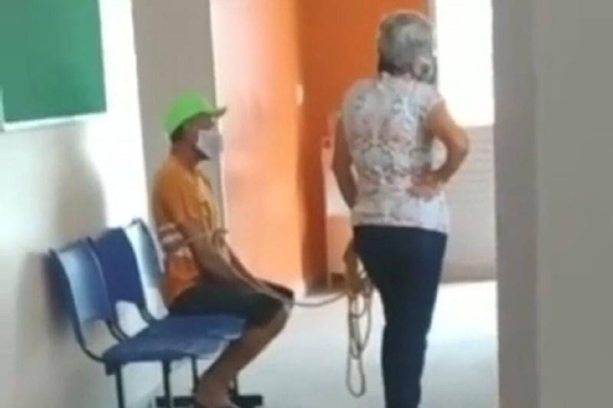 Mujer lleva a su esposo amarrado a vacunar contra el Covid-19