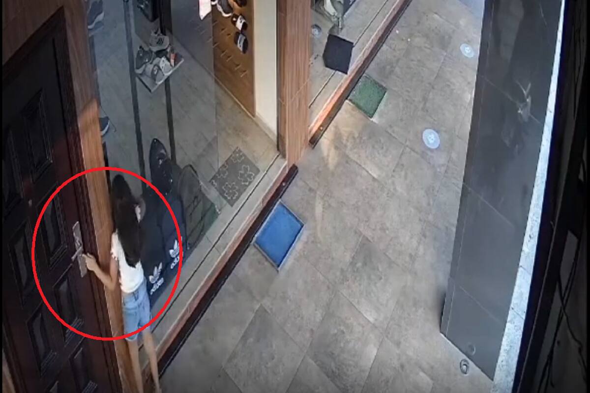 VIDEO VIRAL: Niña se agarra los dedos con puerta de seguridad y no la pueden abrir ¡sin llaves!