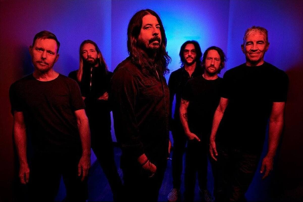 Foo Fighters rinde homenaje a Bee Gees con su cover de “You Should Be Dancing”