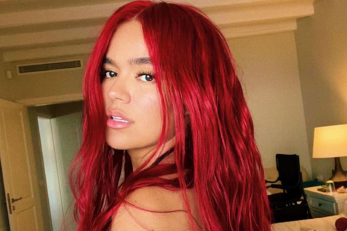 Karol G cae de las escaleras durante concierto en Miami