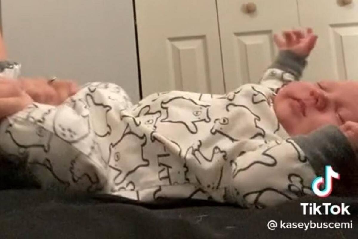 Bebé genera las risas de millones de internautas por sus ruidosas flatulencias