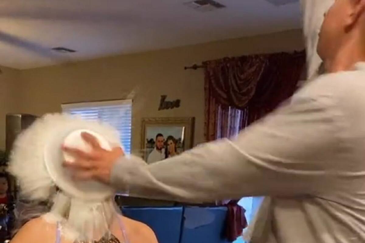 Joven se hace viral en ‘TikTok’ tras darle un pastelazo a su mamá por una broma