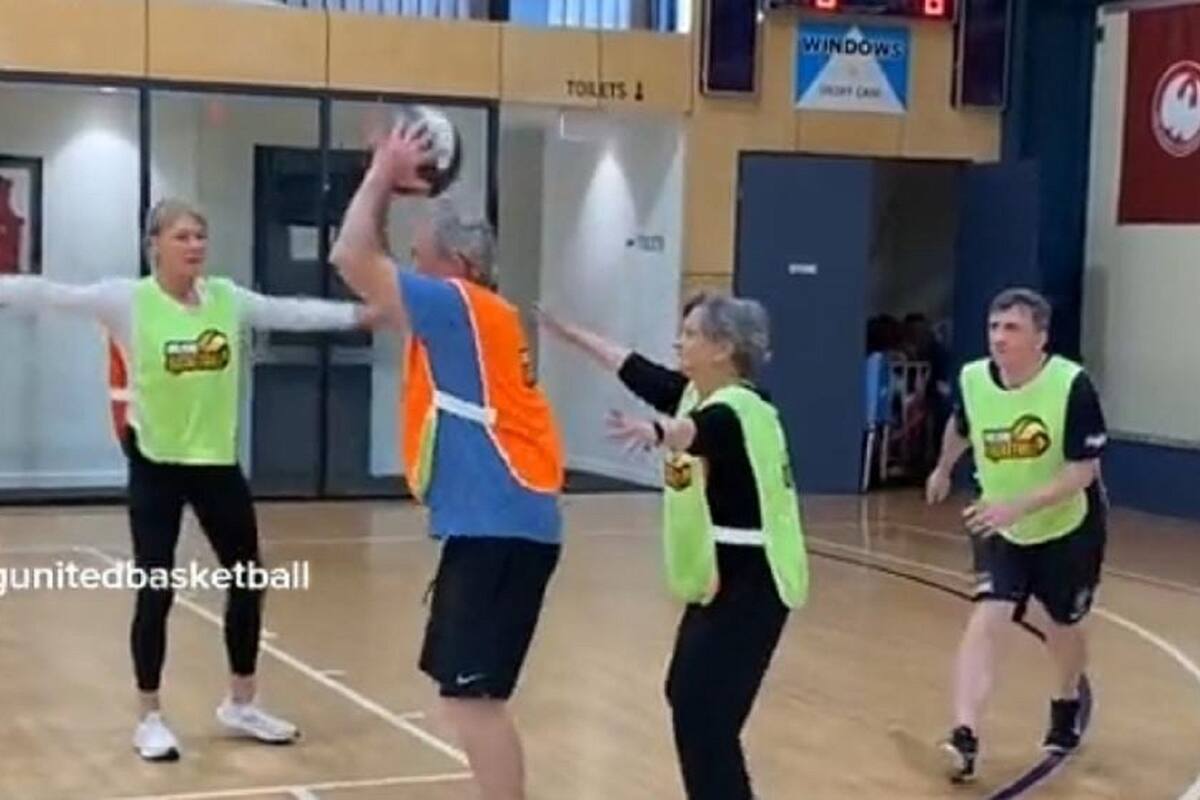 “Abuelitos” jugando basquetbol se vuelven virales en TikTok