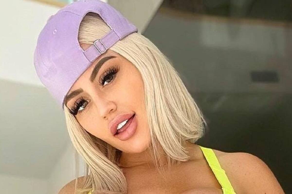Danii Banks modela su escultura figura en bikini desde la tina