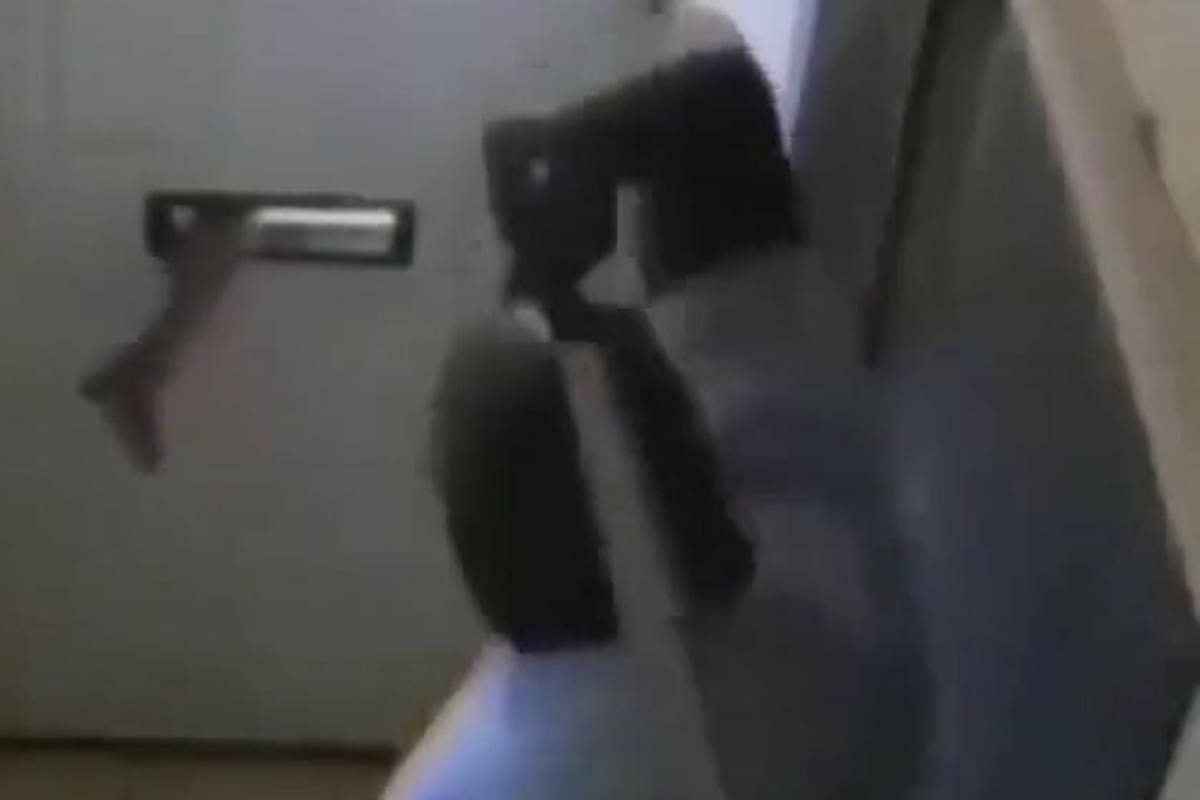 Así reaccionó este hombre al ver que alguien intentaba entrar en su casa