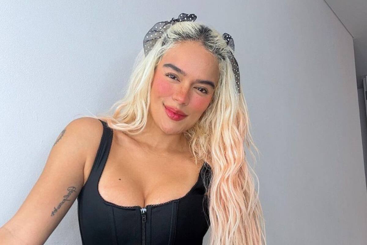 Lanzan objeto a Karol G durante concierto