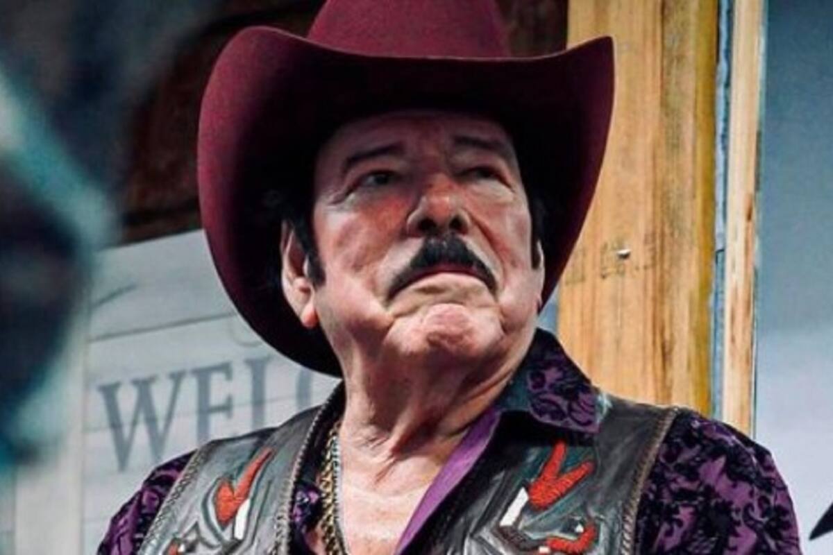 ¡Otra vez! Lalo Mora le toca las bubis a una fan; lo llaman "viejo rabo verde"