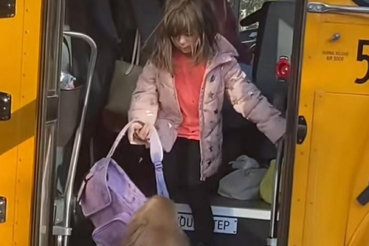 Perrito ayuda a su pequeña dueña a cargar su mochila al regresar de la escuela