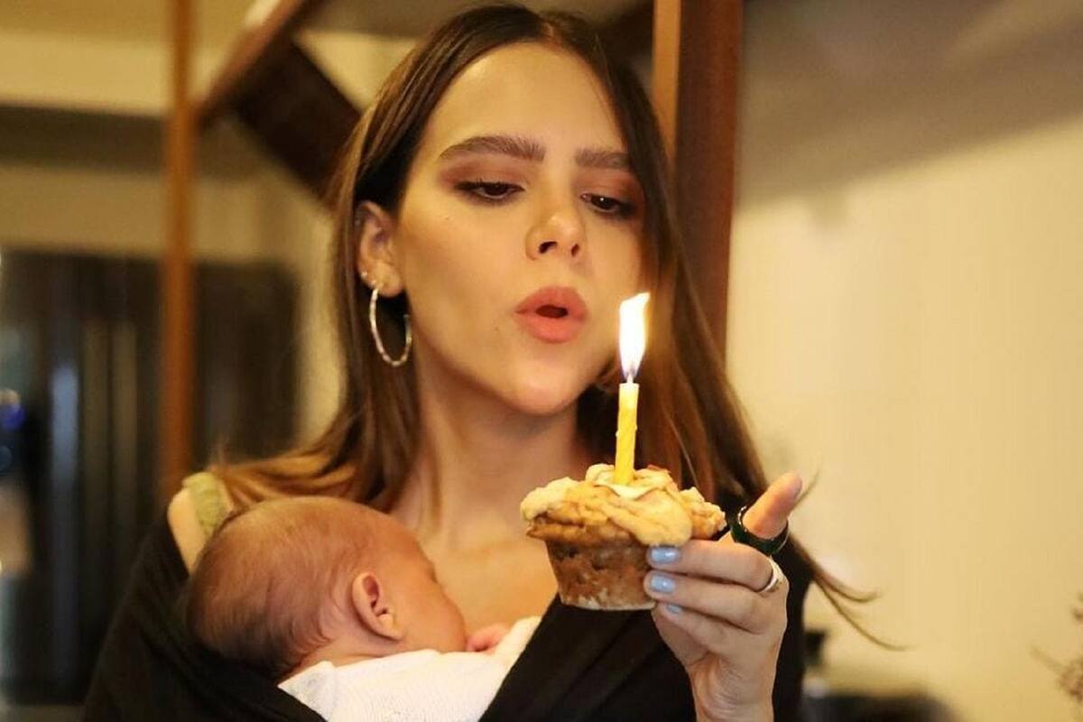 Yuya celebra el primer mes de su hijo Mar haciéndole pastelitos de manzana