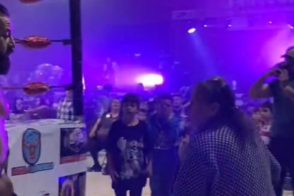 VIDEO VIRAL: “Abuelita” se pelea con luchador y le pega con su bastón