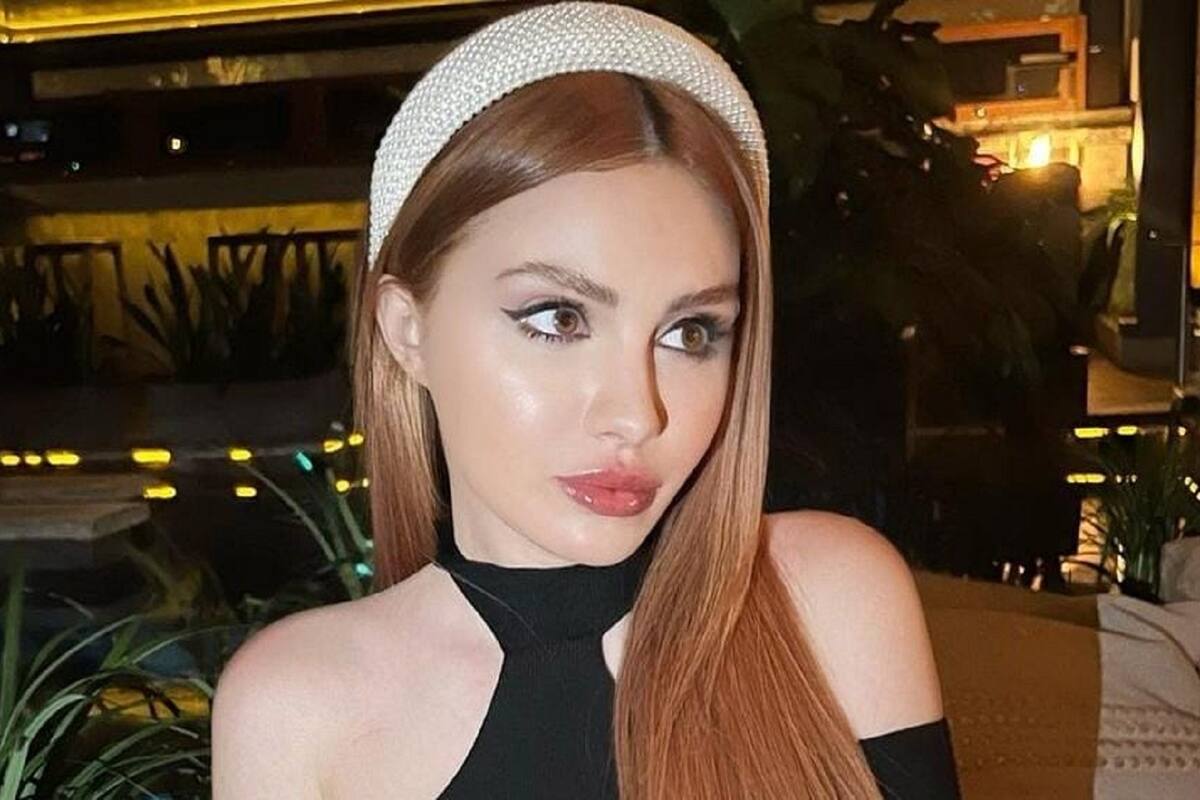 Alexa Dellanos modela su traje de baño desde la playa