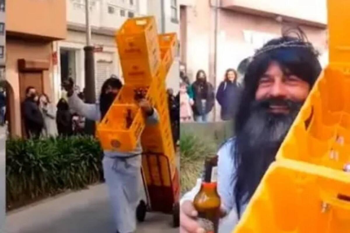 Hombre se viste como Jesús y hace su cruz con cajas de cervezas