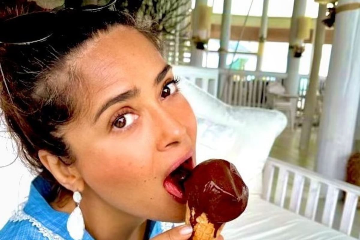 Salma Hayek revela porqué le siguen creciendo los senos a pesar de su edad