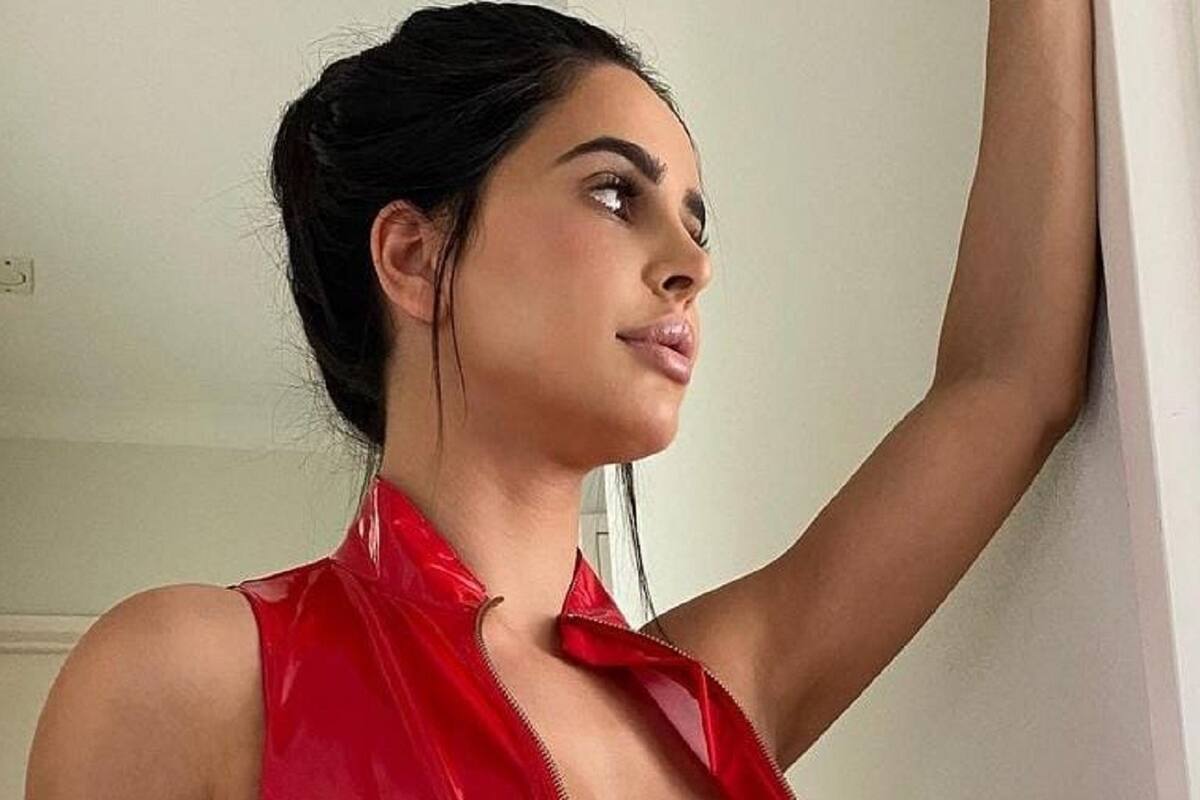 Lily Adrianne se roba las miradas de sus fans al modelar su bodysuit de cuero