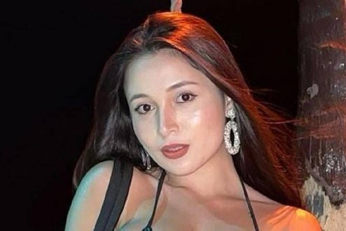 Pandora Kaaki se roba los suspiros de sus fans al modelar su bata transparente