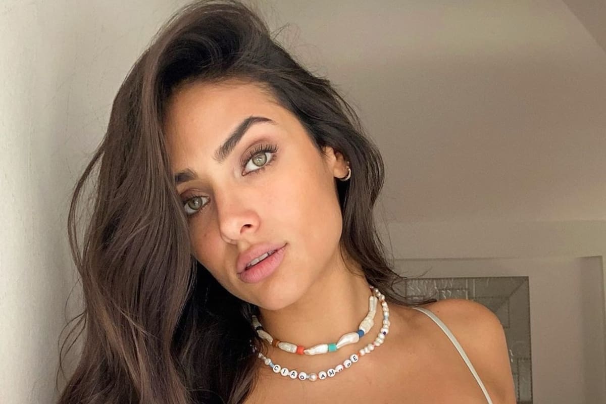 Renata Notni muestra su escultural figura cubierta de arena en la playa