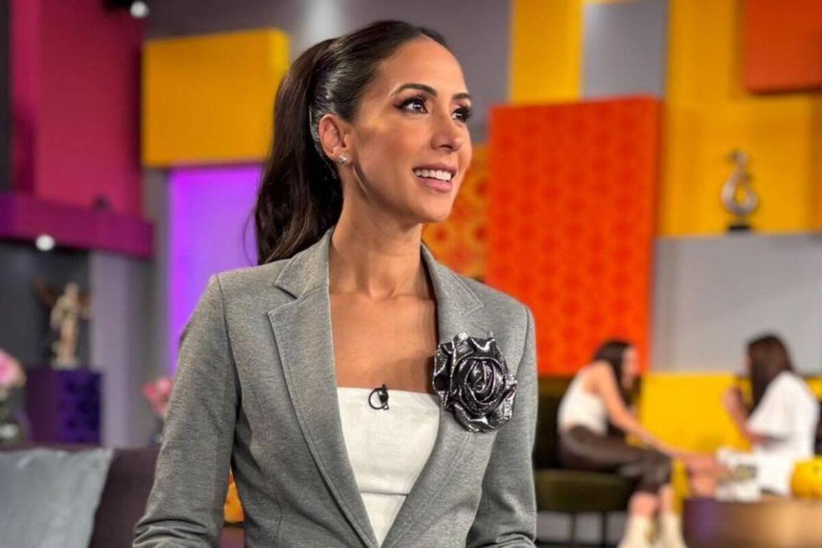 Cynthia Urías deslumbra con su cuerpazo en traje de baño