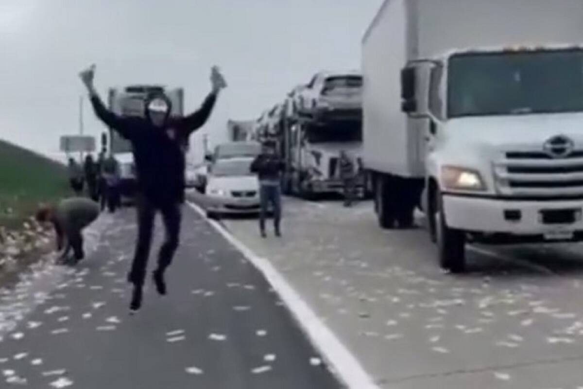 VIDEO VIRAL: 'Llueve dinero' en carretera de EU, conductores lo toman y ahora los buscan por robo