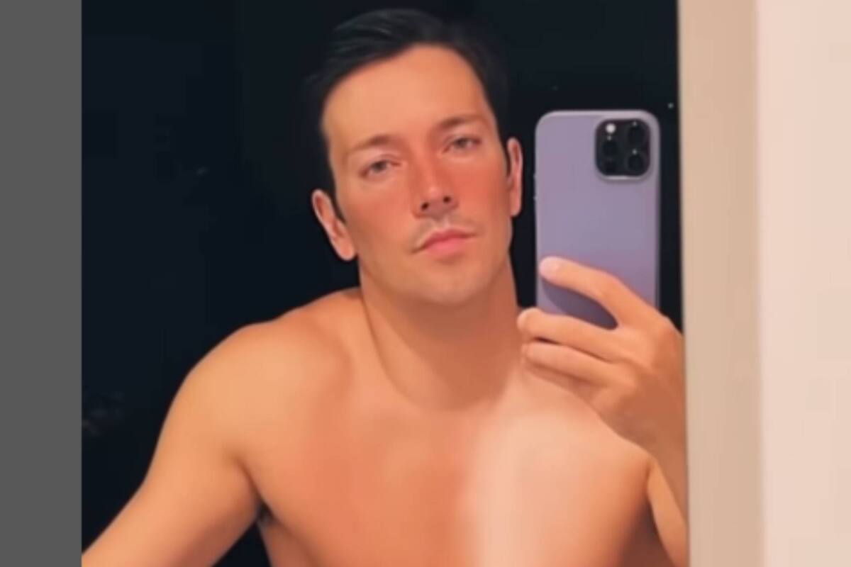 Roger González promociona su obra de teatro en ajustado traje de baño