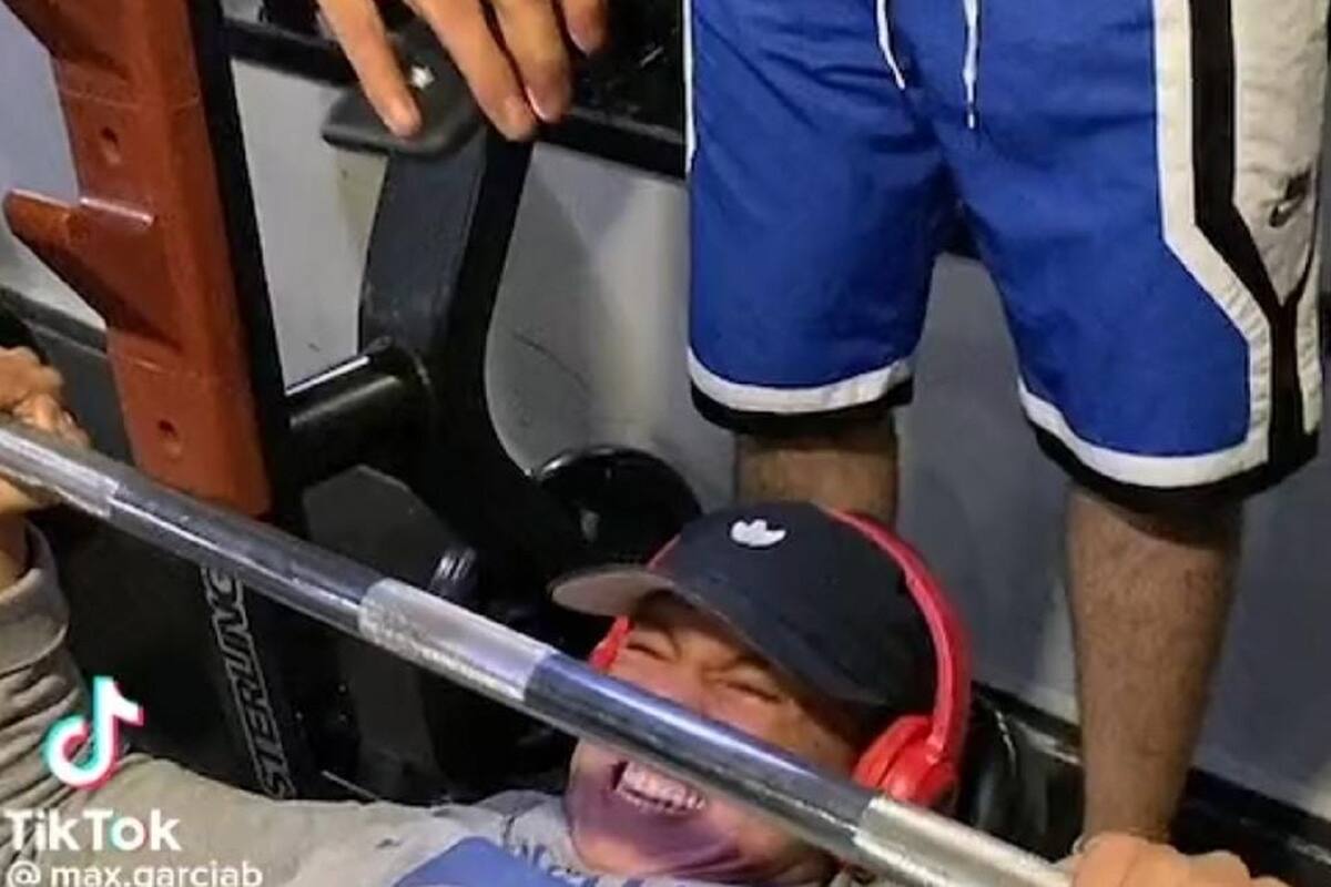 Joven se motiva en el gimnasio viendo los mensajes de su ex