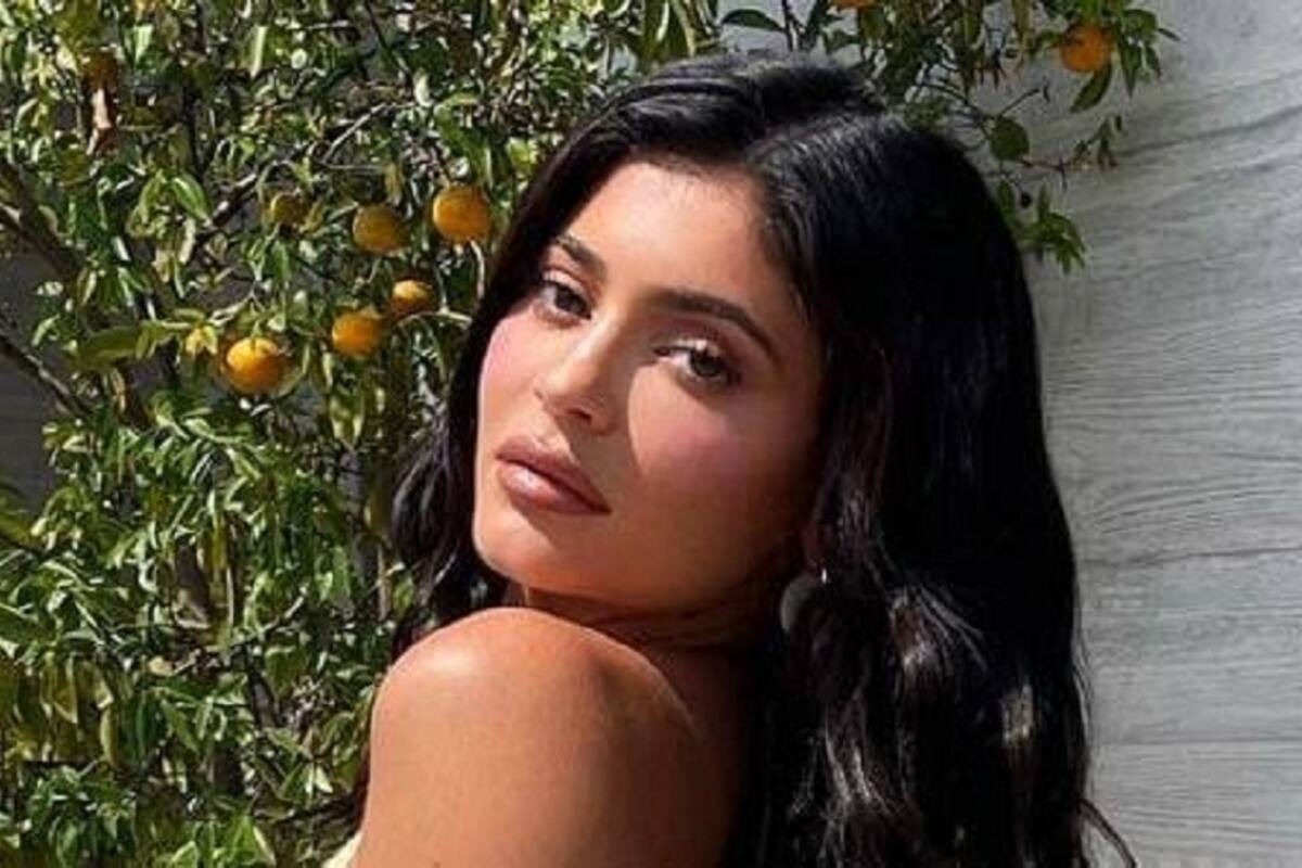 Kylie Jenner celebra sus 24 años con sensual bikini dorado y pintura corporal