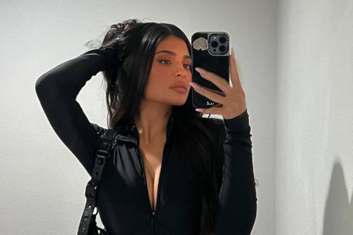 Kylie Jenner muestra la cara de su hijo por primera vez