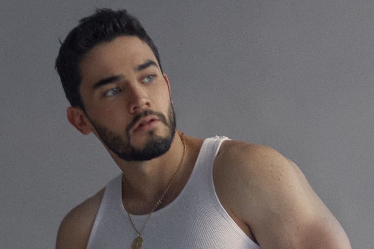 Como todo "macho pecho peludo", José Manuel Rincón presumió su marcado cuerpo