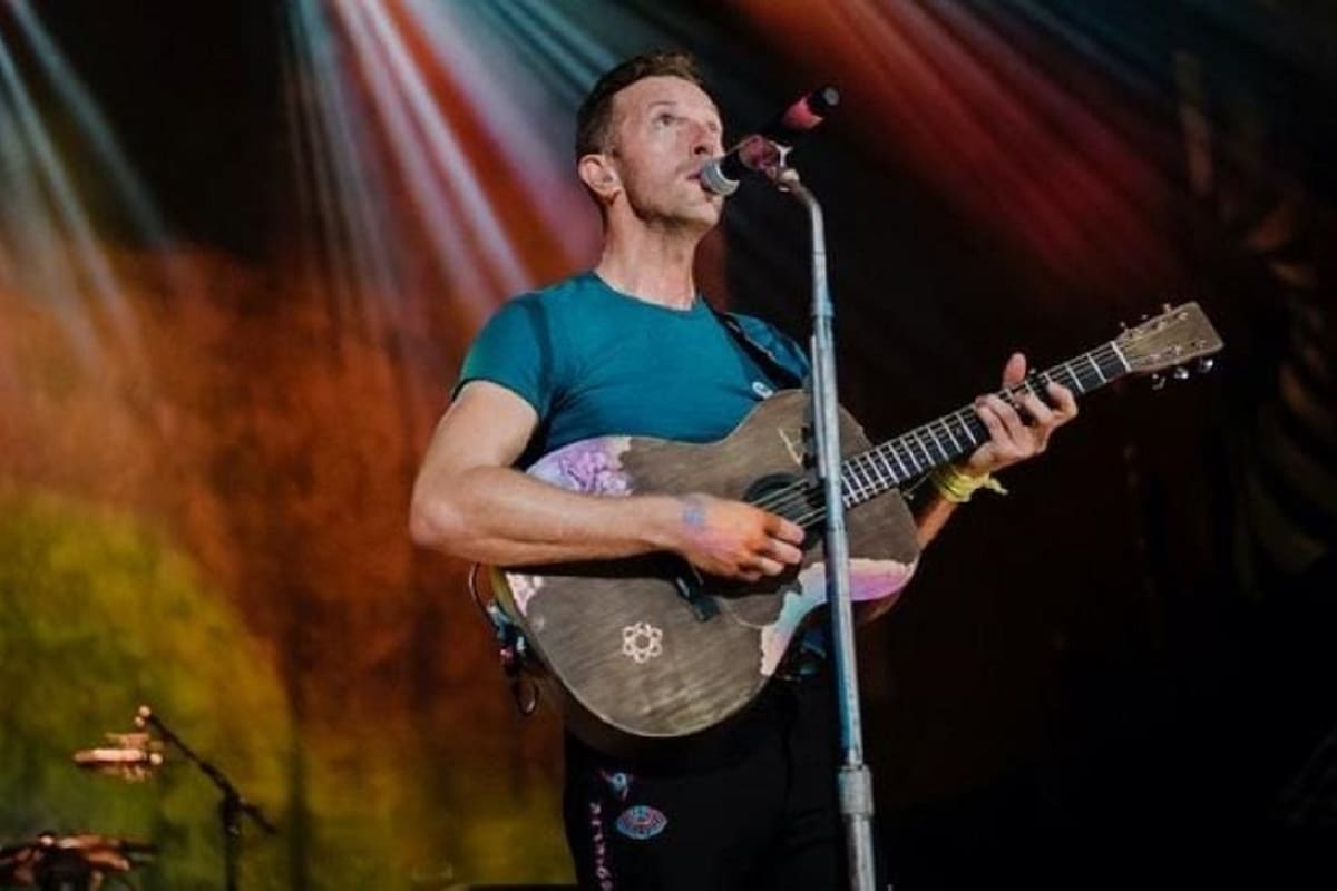 Chris Martin le dedica canción a Dakota Johnson en pleno concierto de Coldplay