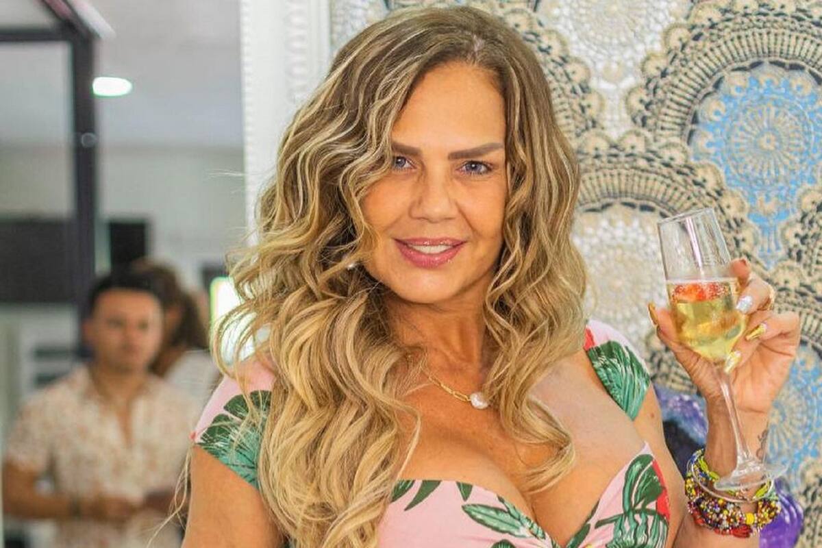 Niurka Marcos se quita la blusa y muestra sus encantos en "De Primera Mano"