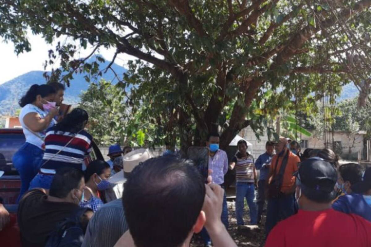 Habitantes amarran a alcalde a árbol por entregar obra en mal estado
