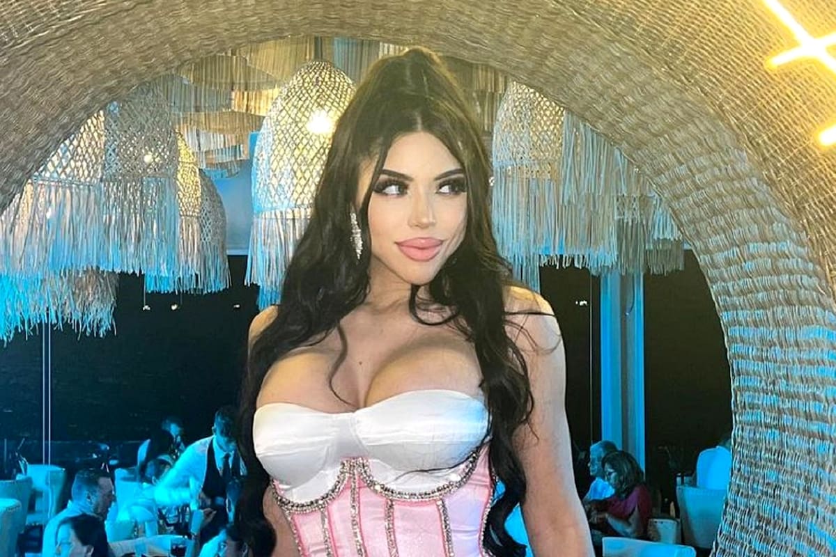 Yeri Mua luce sus encantos al aire con diminuto bikini blanco