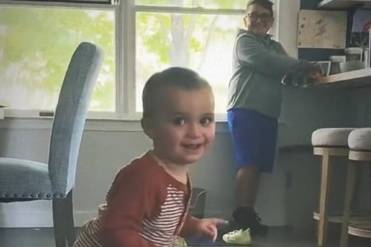 VIDEO VIRAL: Niño deja de llorar y se pone a bailar al escuchar esta canción