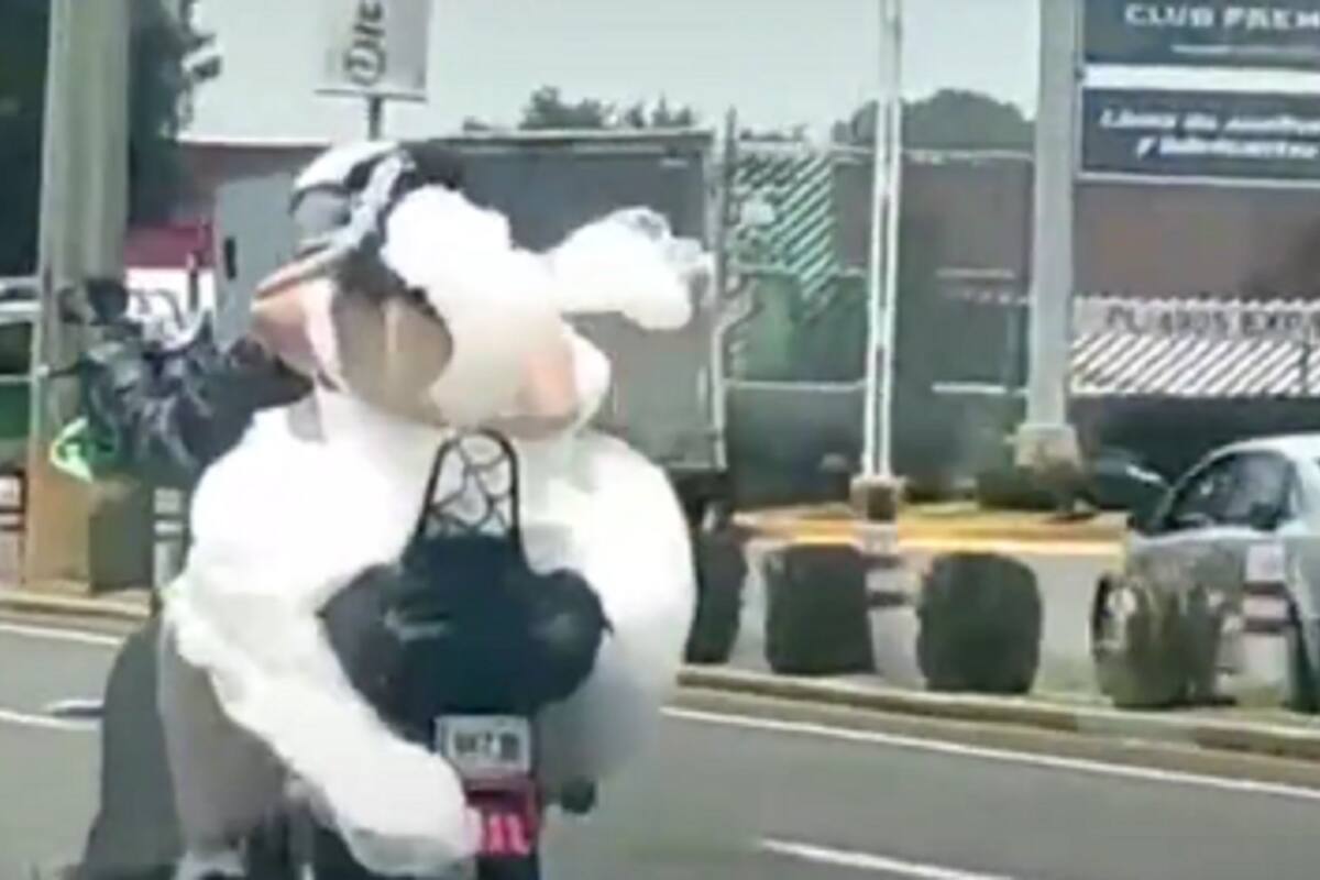 VIDEO: Novia pide 'aventón' en moto para llegar a tiempo a su boda