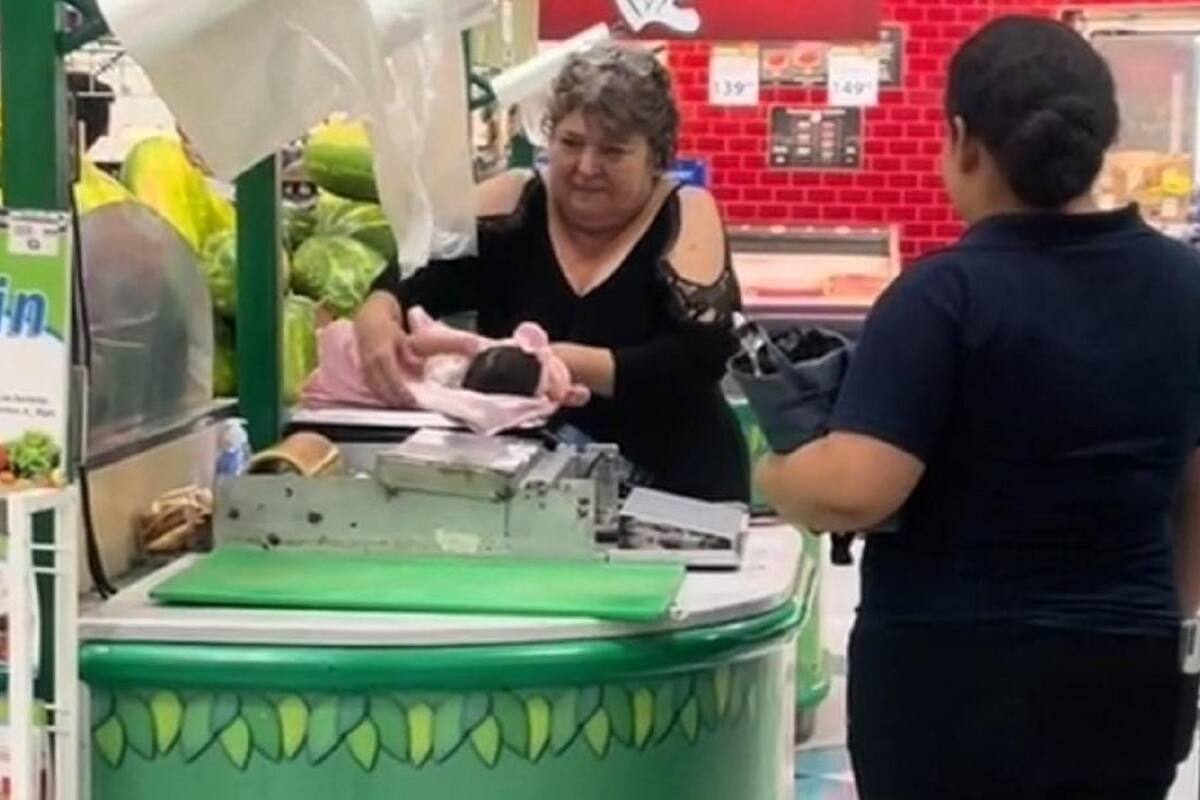 TikTok: Graban a señora pesando a un bebé en la báscula del súper
