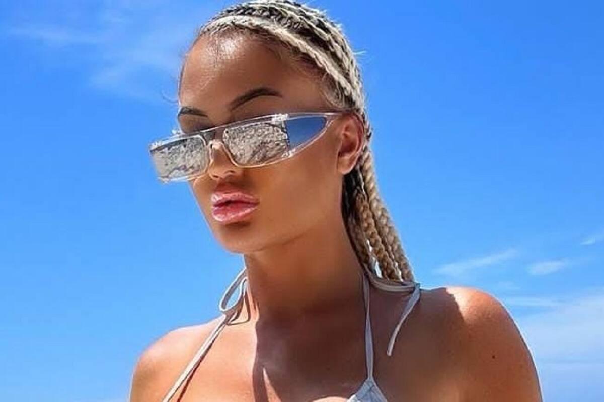 Danii Banks luce su impresionante figura modelando su traje de baño desde la playa