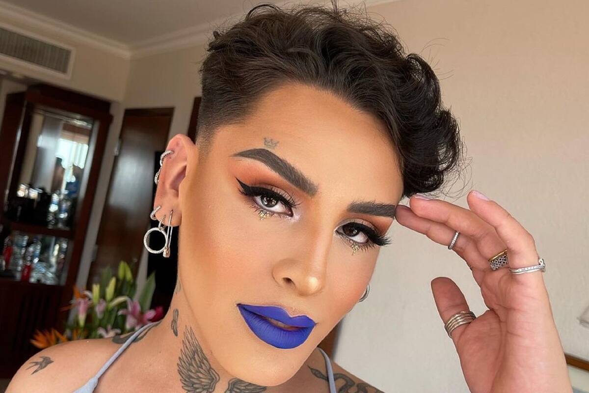 Kunno aparece junto a “Yeri Mua” para apoyarla con la corona en el “Carnaval de Veracruz 2022”