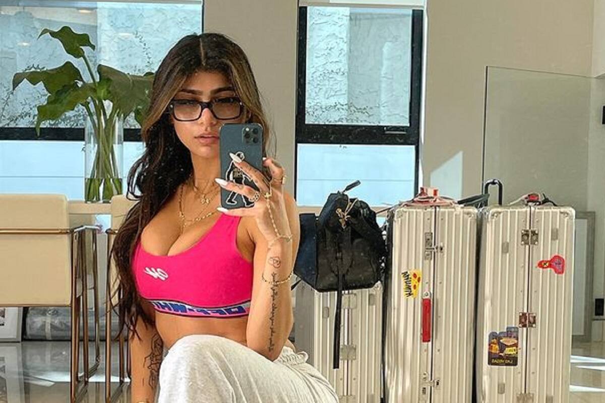 Mia Khalifa enseña su cuerpazo con diminuto bikini en la playa