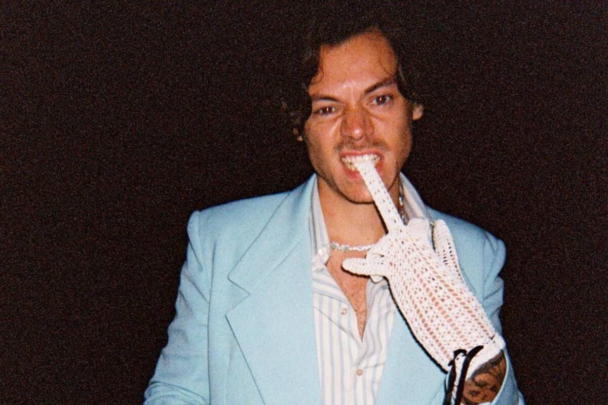 Critican a Harry Styles por vestir demasiado femenino en la revista Vogue